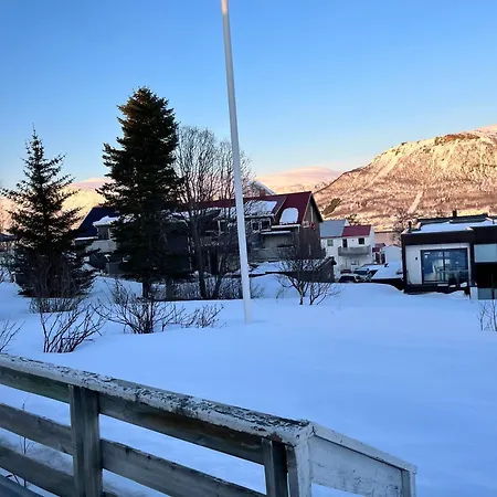Enebolig Sentralt Pa Toppen Av Tromsoya Semesterbostad